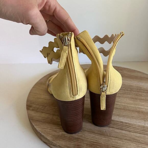 Pale Yellow Retro Mod Wavy Ankle Strap Stacked Chunky Heel Sandal 8.5 - Picture 10 of 13